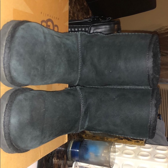 100% CLASSIC SHORT UGG (black) sz 7 - Picture 1 of 6